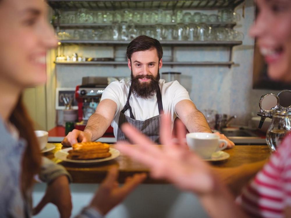 Colegas dão um high-five - 70 Maneiras de Aumentar a Moral dos Funcionários - Imagem